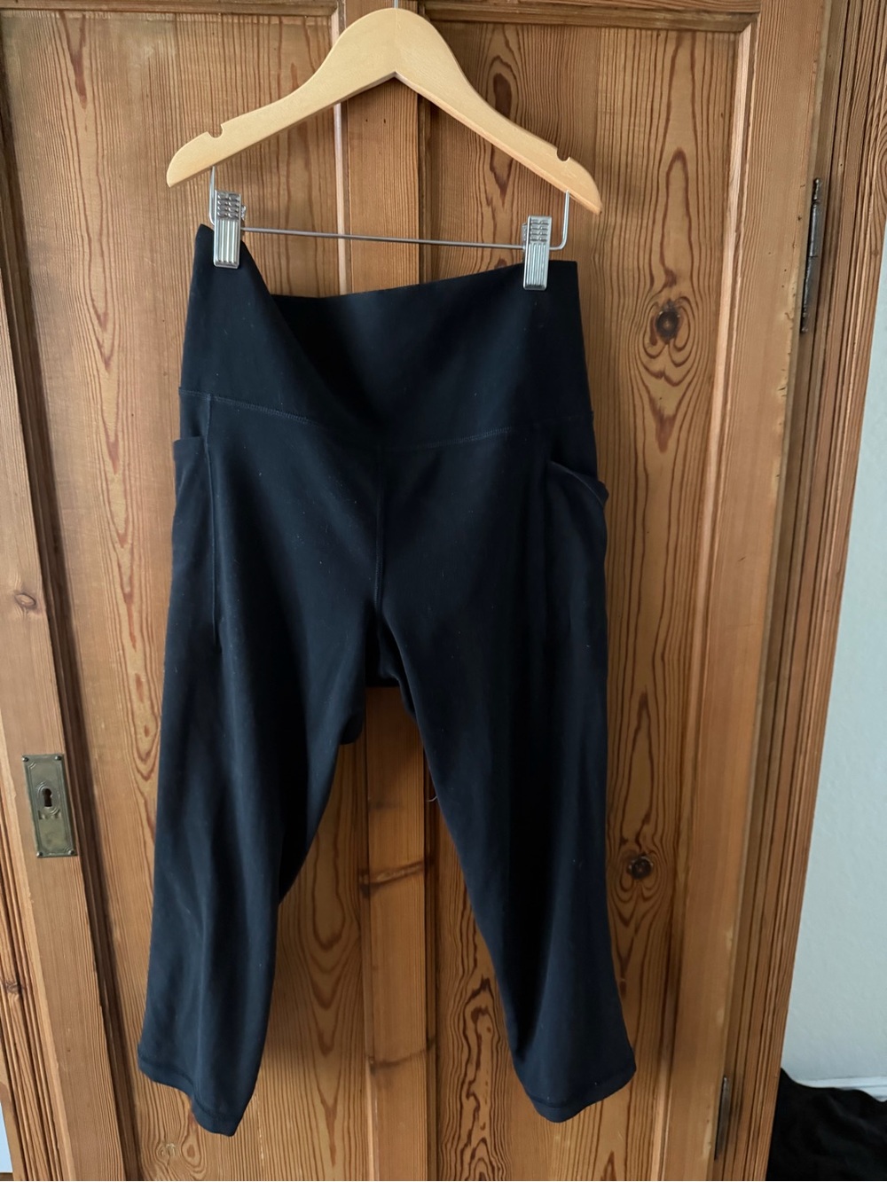 Athleta  salutation stash pocket Black Cropped Leggings with High Waist
